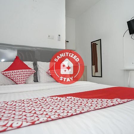 Oyo 183 The Pipe House Hotel Palembang Bagian luar foto