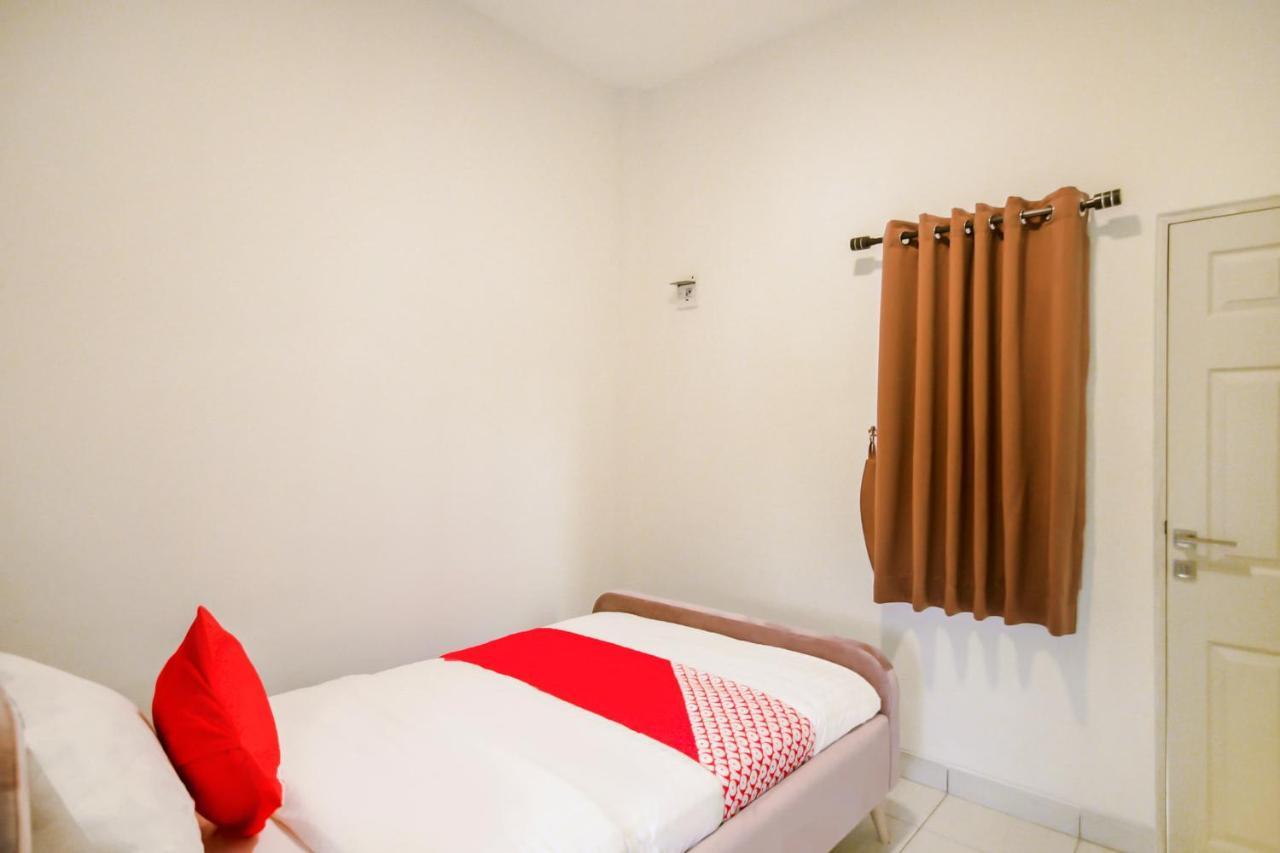 Oyo 183 The Pipe House Hotel Palembang Bagian luar foto