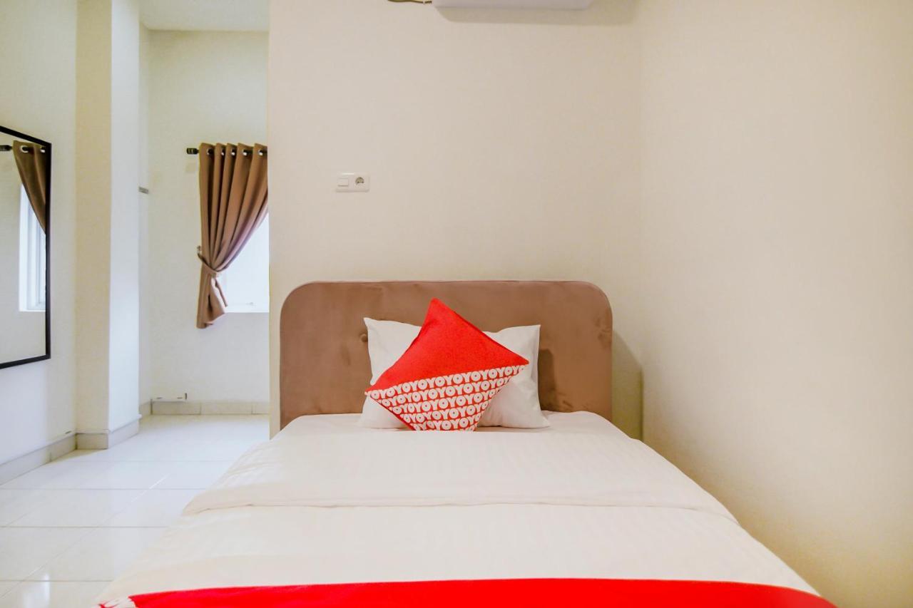 Oyo 183 The Pipe House Hotel Palembang Bagian luar foto