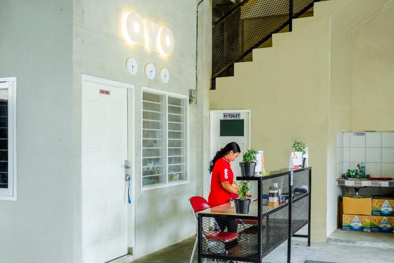 Oyo 183 The Pipe House Hotel Palembang Bagian luar foto