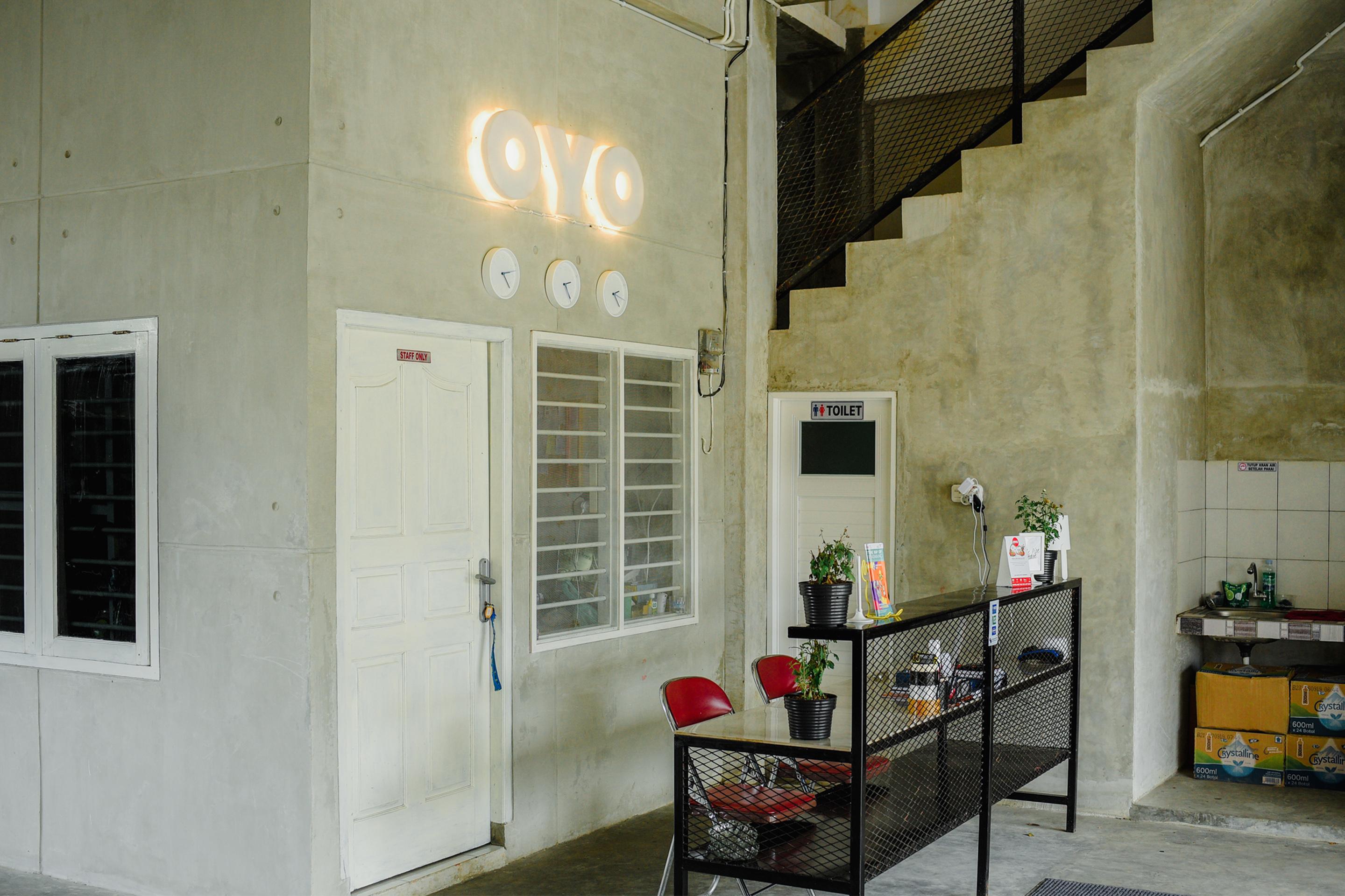 Oyo 183 The Pipe House Hotel Palembang Bagian luar foto