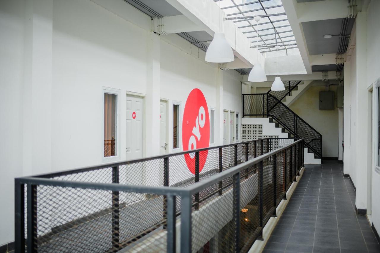 Oyo 183 The Pipe House Hotel Palembang Bagian luar foto