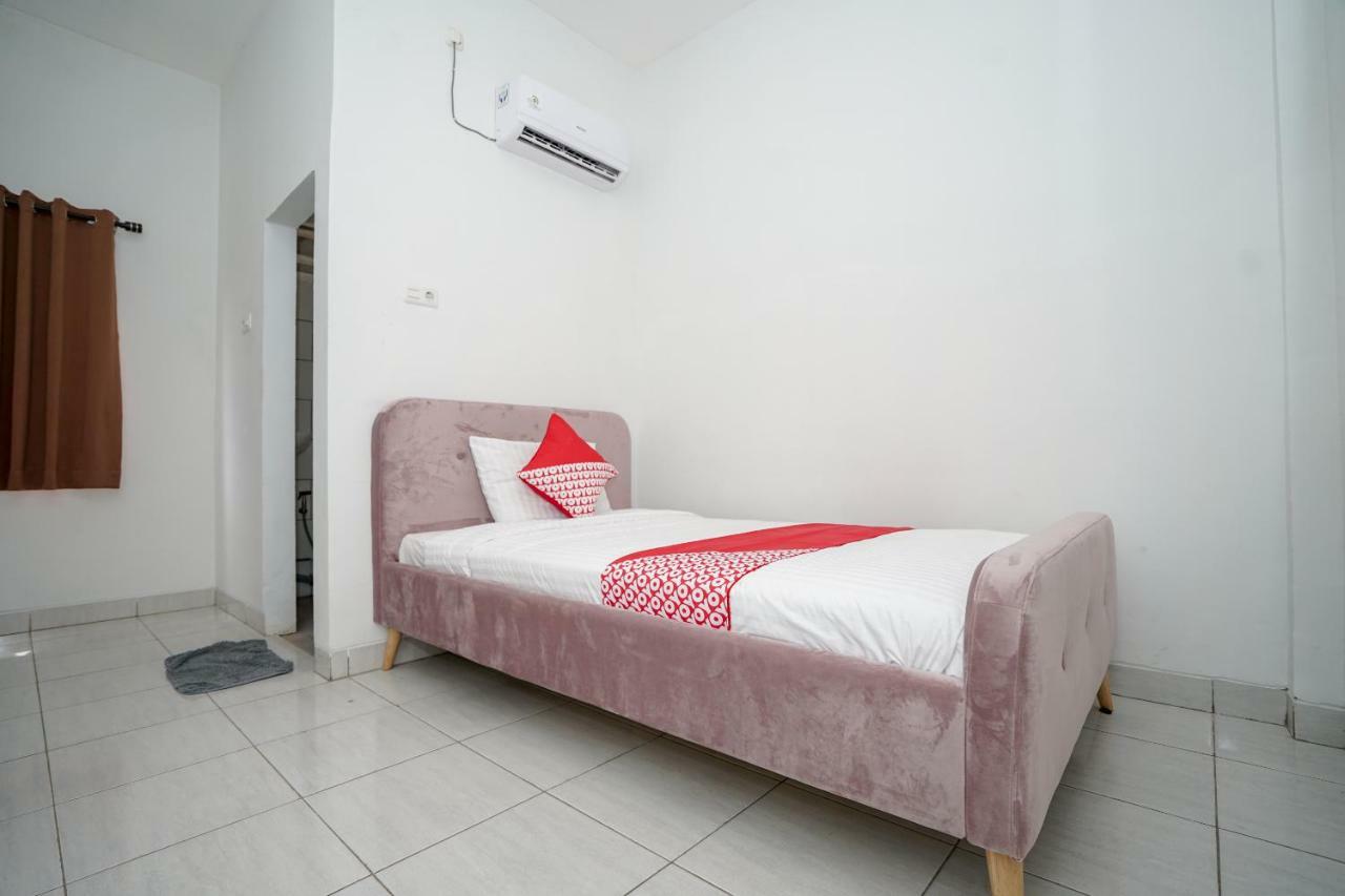 Oyo 183 The Pipe House Hotel Palembang Bagian luar foto